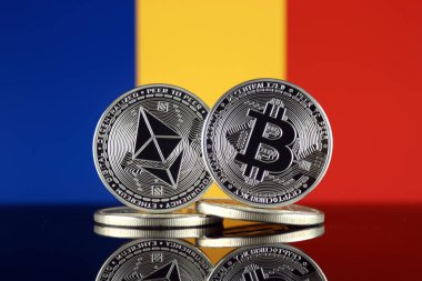 Ethereum (Eth), Bitcoin (Btc) ve Romanya bayrağı fiziksel sürümü. piyasa değeri açısından 2 en büyük cryptocurrencies.