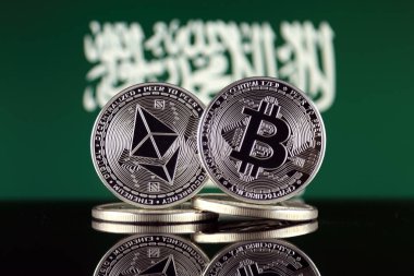 Ethereum (Eth), Bitcoin (Btc) ve Suudi Arabistan bayrağı fiziksel sürümü. piyasa değeri açısından 2 en büyük cryptocurrencies.
