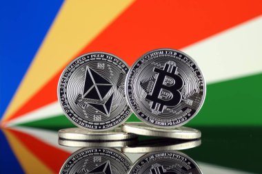 Ethereum (Eth), Bitcoin (Btc) ve Seyşeller bayrağı fiziksel sürümü. piyasa değeri açısından 2 en büyük cryptocurrencies.