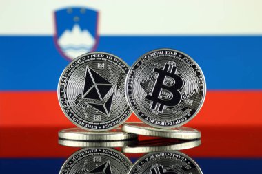 Ethereum (Eth), Bitcoin (Btc) ve Slovenya bayrağı fiziksel sürümü. piyasa değeri açısından 2 en büyük cryptocurrencies.