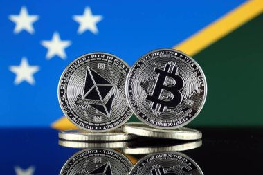 Ethereum (Eth), Bitcoin (Btc) ve Solomon Adaları bayrağı fiziksel sürümü. piyasa değeri açısından 2 en büyük cryptocurrencies.