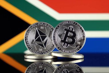 Ethereum (Eth), Bitcoin (Btc) ve Güney Afrika bayrağı fiziksel sürümü. piyasa değeri açısından 2 en büyük cryptocurrencies.