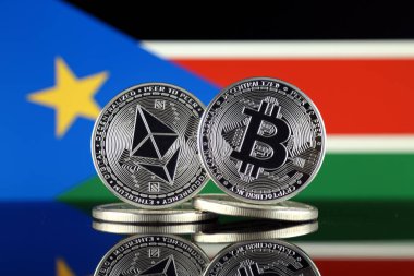 Ethereum (Eth), Bitcoin (Btc) ve Güney Sudan bayrağı fiziksel sürümü. piyasa değeri açısından 2 en büyük cryptocurrencies.