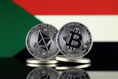 Ethereum (Eth), Bitcoin (Btc) ve Sudan bayrağı fiziksel sürümü. piyasa değeri açısından 2 en büyük cryptocurrencies.
