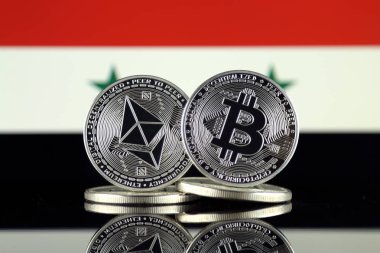 Ethereum (Eth), Bitcoin (Btc) ve Suriye bayrağı fiziksel sürümü. piyasa değeri açısından 2 en büyük cryptocurrencies.