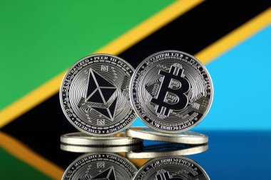 Ethereum (Eth), Bitcoin (Btc) ve Tanzanya bayrağı fiziksel sürümü. piyasa değeri açısından 2 en büyük cryptocurrencies.