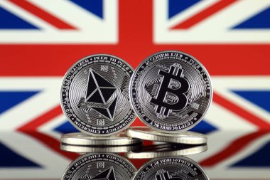 Ethereum (Eth), Bitcoin (Btc) ve Amerika Birleşik Devletleri bayrağı fiziksel sürümü. piyasa değeri açısından 2 en büyük cryptocurrencies.