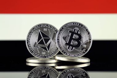 Ethereum (Eth), Bitcoin (Btc) ve Yemen bayrağı fiziksel sürümü. piyasa değeri açısından 2 en büyük cryptocurrencies.