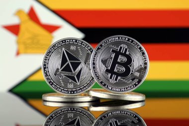 Ethereum (Eth), Bitcoin (Btc) ve Zimbabve bayrağı fiziksel sürümü. piyasa değeri açısından 2 en büyük cryptocurrencies.