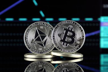 Ethereum (Eth) ve Bitcoin (Btc) fiziksel sürümü. piyasa değeri açısından 2 en büyük cryptocurrencies.