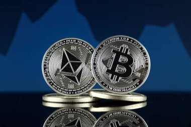 Ethereum (Eth) ve Bitcoin (Btc) fiziksel sürümü. piyasa değeri açısından 2 en büyük cryptocurrencies.