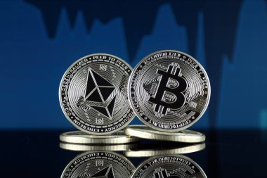 Ethereum (Eth) ve Bitcoin (Btc) fiziksel sürümü. piyasa değeri açısından 2 en büyük cryptocurrencies.