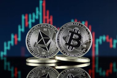 Ethereum (Eth) ve Bitcoin (Btc) fiziksel sürümü. piyasa değeri açısından 2 en büyük cryptocurrencies.