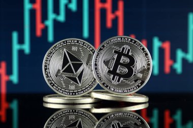 Ethereum (Eth) ve Bitcoin (Btc) fiziksel sürümü. piyasa değeri açısından 2 en büyük cryptocurrencies.