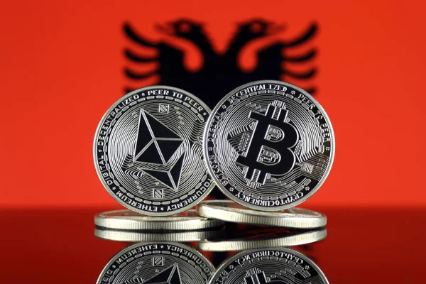 Versión Física Ethereum Eth Bitcoin Btc Albania Flag Criptomonedas Más — Foto de Stock