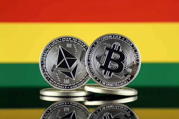 Versión Física Ethereum Eth Bitcoin Btc Bandera Bolivia Criptomonedas Más — Foto de Stock