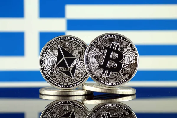 Versão Física Ethereum Eth Bitcoin Btc Bandeira Grécia Maiores Criptomoedas — Fotografia de Stock