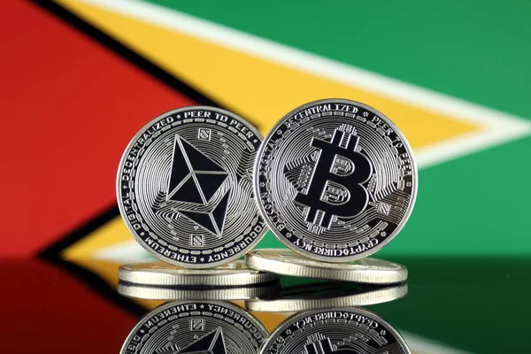 Ethereum (Eth), Bitcoin (Btc) ve Guyana bayrağı fiziksel sürümü. piyasa değeri açısından 2 en büyük cryptocurrencies.