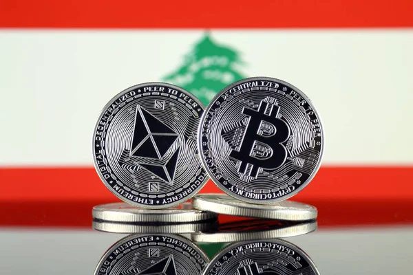 Ethereum (Eth), Bitcoin (Btc) ve Lübnan bayrağı fiziksel sürümü. piyasa değeri açısından 2 en büyük cryptocurrencies.