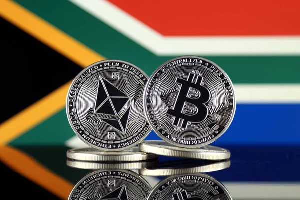 Ethereum (Eth), Bitcoin (Btc) ve Güney Afrika bayrağı fiziksel sürümü. piyasa değeri açısından 2 en büyük cryptocurrencies.