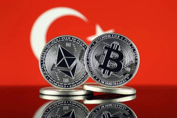 虚灵议会的物理版本 比特币 Btc 和土耳其国旗 2最大的 Cryptocurrencies 在市场资本化方面 — 图库照片