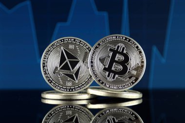 Ethereum (Eth) ve Bitcoin (Btc) fiziksel sürümü. piyasa değeri açısından 2 en büyük cryptocurrencies.