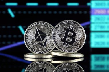 Ethereum (Eth) ve Bitcoin (Btc) fiziksel sürümü. piyasa değeri açısından 2 en büyük cryptocurrencies.