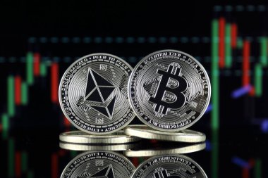 Ethereum (Eth) ve Bitcoin (Btc) fiziksel sürümü. piyasa değeri açısından 2 en büyük cryptocurrencies.