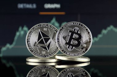 Ethereum (Eth) ve Bitcoin (Btc) fiziksel sürümü. piyasa değeri açısından 2 en büyük cryptocurrencies.