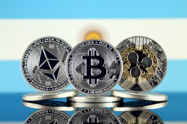 Ethereum (Eth), Bitcoin (Btc), dalgalanma (Xrp) ve Arjantin bayrağı fiziksel sürümü. En iyi 3 Cryptocurrencies pazara göre kap.