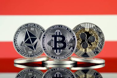 Ethereum (Eth), Bitcoin (Btc), dalgalanma (Xrp) ve Avusturya bayrağı fiziksel sürümü. En iyi 3 Cryptocurrencies pazara göre kap.
