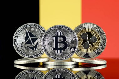 Ethereum (Eth), Bitcoin (Btc), dalgalanma (Xrp) ve Belçika bayrağı fiziksel sürümü. En iyi 3 Cryptocurrencies pazara göre kap.