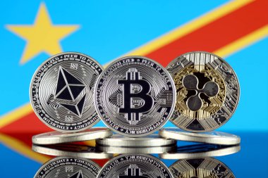 Ethereum (Eth), Bitcoin (Btc), dalgalanma (Xrp) ve Demokratik Cumhuriyeti Kongo bayrak fiziksel sürümü. En iyi 3 Cryptocurrencies pazara göre kap.