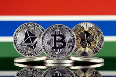 Ethereum (Eth), Bitcoin (Btc), dalgalanma (Xrp) ve Gambiya bayrağı fiziksel sürümü. En iyi 3 Cryptocurrencies pazara göre kap.