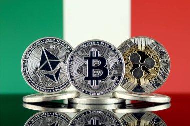 Ethereum (Eth), Bitcoin (Btc), dalgalanma (Xrp) ve İtalya bayrağı fiziksel sürümü. En iyi 3 Cryptocurrencies pazara göre kap.