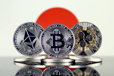 Ethereum (Eth), Bitcoin (Btc), dalgalanma (Xrp) ve Japonya bayrağı fiziksel sürümü. En iyi 3 Cryptocurrencies pazara göre kap.