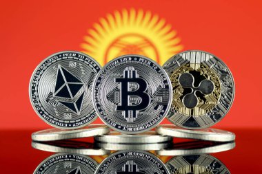 Ethereum (ETH), Bitcoin (BTC), Ripple (XRP) ve Kırgızistan Bayrağı 'nın fiziksel versiyonu. Market Cap 'ten Top 3 Kripto Para Birimi. Tarihi bayrak