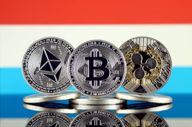 Ethereum (Eth), Bitcoin (Btc), dalgalanma (Xrp) ve Lüksemburg bayrağı fiziksel sürümü. En iyi 3 Cryptocurrencies pazara göre kap.