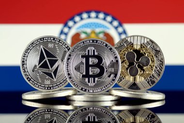 Ethereum (Eth), Bitcoin (Btc), dalgalanma (Xrp) ve Missouri devlet bayrağı fiziksel sürümü. En iyi 3 Cryptocurrencies pazara göre kap.