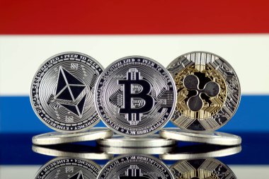Ethereum (Eth), Bitcoin (Btc), dalgalanma (Xrp) ve Hollanda bayrağı fiziksel sürümü. En iyi 3 Cryptocurrencies pazara göre kap.