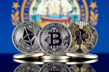 Ethereum (Eth), Bitcoin (Btc), dalgalanma (Xrp) ve New Hampshire devlet bayrağı fiziksel sürümü. En iyi 3 Cryptocurrencies pazara göre kap.