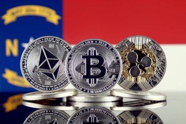 Ethereum (Eth), Bitcoin (Btc), dalgalanma (Xrp) ve Kuzey Carolina bayrak fiziksel sürümü. En iyi 3 Cryptocurrencies pazara göre kap.