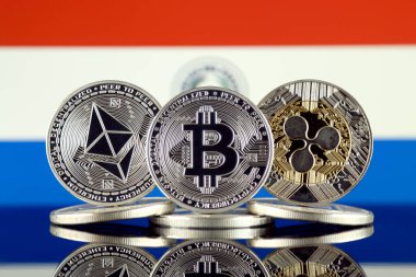 Ethereum (Eth), Bitcoin (Btc), dalgalanma (Xrp) ve Paraguay bayrağı fiziksel sürümü. En iyi 3 Cryptocurrencies pazara göre kap.