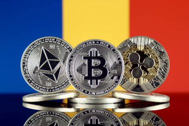 Ethereum (Eth), Bitcoin (Btc), dalgalanma (Xrp) ve Romanya bayrağı fiziksel sürümü. En iyi 3 Cryptocurrencies pazara göre kap.