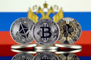 Ethereum (Eth), Bitcoin (Btc), dalgalanma (Xrp) ve Rusya bayrağı fiziksel sürümü. En iyi 3 Cryptocurrencies pazara göre kap.