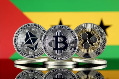 Ethereum (Eth), Bitcoin (Btc), dalgalanma (Xrp) ve Sao Tome ve Principe bayrağı fiziksel sürümü. En iyi 3 Cryptocurrencies pazara göre kap.