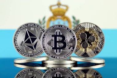 Ethereum (Eth), Bitcoin (Btc), dalgalanma (Xrp) ve San Marino bayrağı fiziksel sürümü. En iyi 3 Cryptocurrencies pazara göre kap.