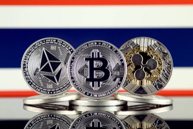 Ethereum (Eth), Bitcoin (Btc), dalgalanma (Xrp) ve Tayland bayrağı fiziksel sürümü. En iyi 3 Cryptocurrencies pazara göre kap.