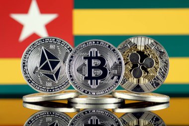 Ethereum (Eth), Bitcoin (Btc), dalgalanma (Xrp) ve Togo bayrağı fiziksel sürümü. En iyi 3 Cryptocurrencies pazara göre kap.