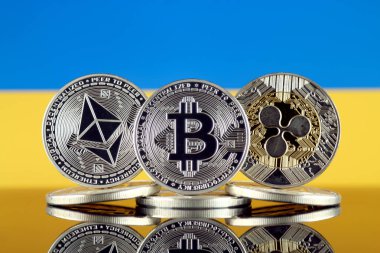 Ethereum (Eth), Bitcoin (Btc), dalgalanma (Xrp) ve Ukrayna bayrağı fiziksel sürümü. En iyi 3 Cryptocurrencies pazara göre kap.